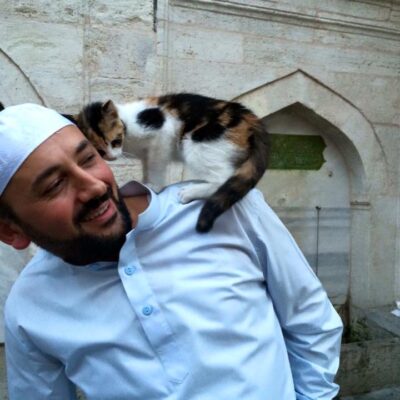 Hoy es SáGATO CATurday: Los gatos acogidos por el imán Mustafá Efe