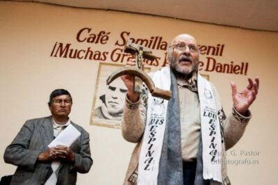 Hacia una Teología de la Liberación. Sacerdote Xavier Albó sosteniendo una talla esculpidas por Luis Espinal, uno de los representantes de esa corriente doctrinaria en la Iglesia Católica, durante la misa que conmemoraba el 35 aniversario de su asesinato. Una réplica fue regalada por Evo Morales al Papa Francisco en una visita de este a El Vaticano en esos días.